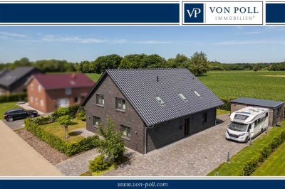 Neuwertiges Zweifamilienhaus mit exklusiver Ausstattung in ruhiger Feldrandlage