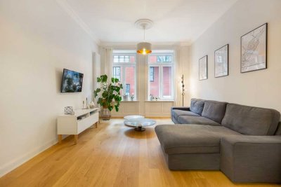 Kiezgeflüster trifft Altbau-Deluxe – kernsaniert und durchdacht: 3,5 Zimmer mit grüner Oase