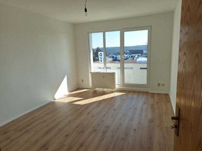 TOP- sanierte 2-R-Wohnung mit Balkon in Münchenbernsdorf zu mieten !