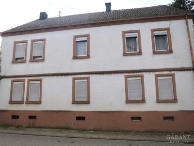 Bauernhaus mit Scheune, Nebengebäuden und großem Grundstück