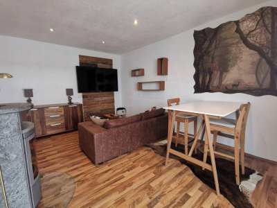 Bezugsfertige, voll möblierte Wohnung mit Balkon und Parkplatz