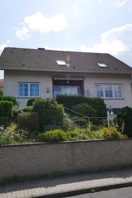 Geräumiges Wohnhaus mit Garage und Garten