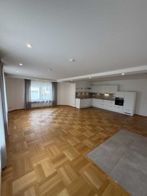 Helle 3 Zimmer Erdgeschosswohnung mit großer Terrasse/Hof und Rasenfläche