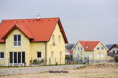 Mehrfamilienhaus mit 4 Wohnungen und Garagen in guter Lage