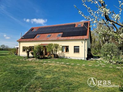 Modernisiertes Einfamilienhaus mit Photovoltaikanlage und Pool auf  großem Grundstück in Alleinlage