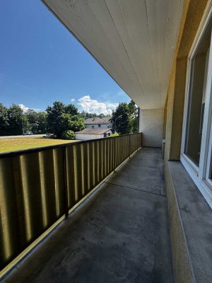 Schöne 3 Zimmer Wohnung mit großem Balkon in zentraler Lage