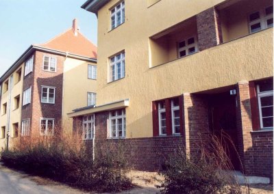 Renovierung erforderlich - Schöne große Wohnküche und herrlich grüner Innenhof!