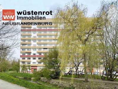 FAST IM STADTZENTRUM IN GRÜNER LAGE:
DREI-RAUM-WOHNUNG MIT GROSSEM BALKON UND SCHÖNER WEITSICHT
