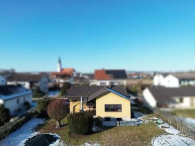 Sanierungsbedürftiger Bungalow mit Blick auf Wiesen und Felder