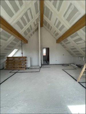 Erstbezug mit Balkon und Einbauküche: Geschmackvolle 2-Zimmer-DG-Wohnung mit geh. Innenausstattung