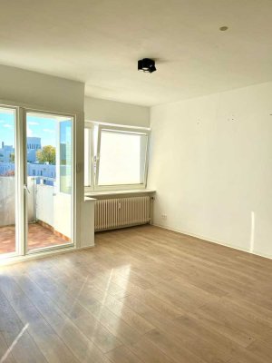 Helle Dachgeschosswohnung mit Balkon und freiem Blick