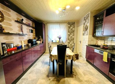 Rendite Potential für Kapitalanleger! Große, helle 4 Zi. Wohnung, ideal für WG in Uninähe!