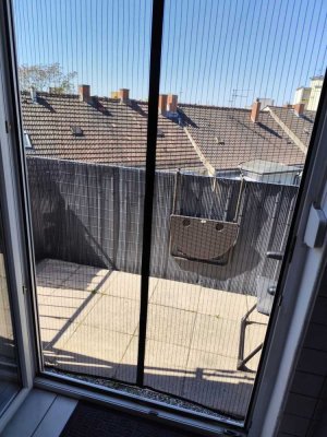 Freundliche und modernisierte 3-Raum-Dachgeschosswohnung mit geh. Innenausstattung mit EBK