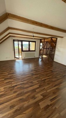 Vollständig renovierte 3-Zimmer-Dachgeschosswohnung mit Balkon, Einbauküche und Garage in Roth