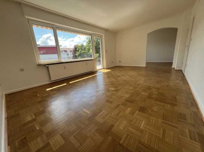 Vollständig renovierte 4-Raum-Wohnung mit Balkon und Einbauküche in direkter Innenstadtlage