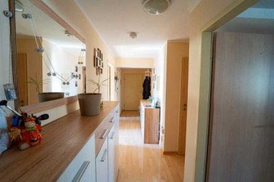 Park Immobilien - Gemütliche 4-Zimmer-ETW mit Balkon und TG-Platz