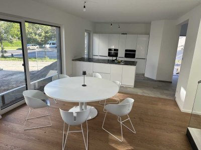 Stilvolle, geräumige und neuwertige 4-Zimmer-Wohnung mit Balkon und EBK in Leipzig