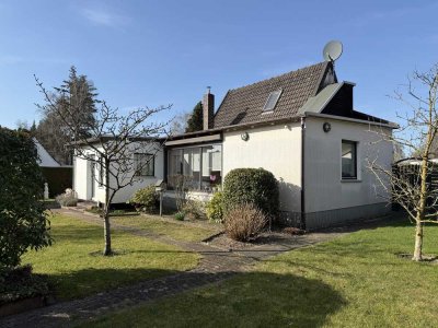 Wohlfühloase am Wasser: Freistehendes Haus mit 2 Bädern & 750 m² Parkgrundstück