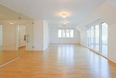 luxuriös, großzügig und modern mit Terrasse und Grünblick inkl. Garage
