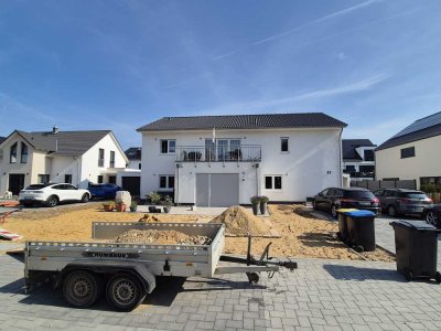Fünf Zimmer Wohnung im Neubaugebiet Bergheim Thorr mit Garten/Terrasse