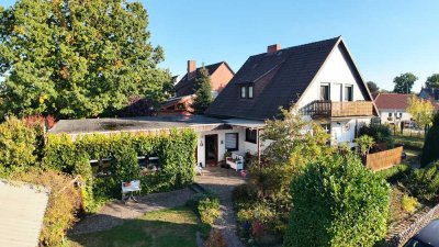 Wohnen & Ertrag: Wohnhaus mit Einliegerwohnung auf 1034 m² Grundstück in Seitenstraße
