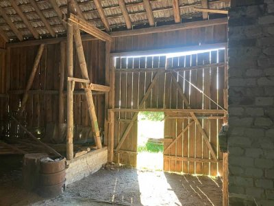 Feldsteinhaus mit Nebengebäuden – entkernt, großzügig, visionär