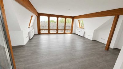 Lichtdurchflutete Dachetage mit Balkon & Loggia in ruhiger Lage – frisch saniert
