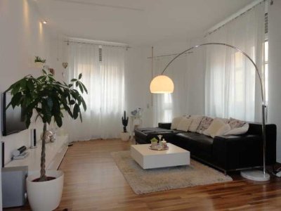 KL - Nähe Kolping-Platz, moderne Altbauwohnung mit 2 ZKB, Tageslichtbad, Einbauküche