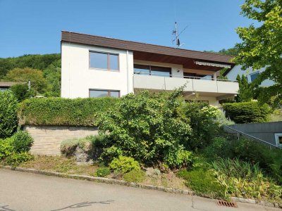 Freistehendes Einfamilienhaus mit Einliegerwohnung und Doppelgarage in Aussichtslage