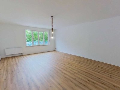 ** Renovierte, große 1-Zimmer-Wohnung mit Wannenbad in Stötteritz **