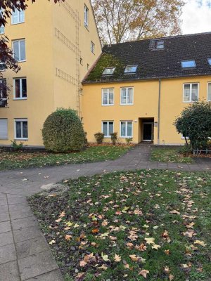 Geschmackvolle Wohnung mit drei Zimmern sowie Balkon und EBK in Frankfurt