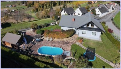 Wohnen, wo andere Urlaub machen! Traumhafte Lage, geräumig, schöner Garten, sonnig, Pool, Garage..