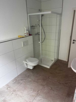 Frisch renovierte, moderne 3-Zimmer-Wohnung mit halboffener Küche und Balkon
