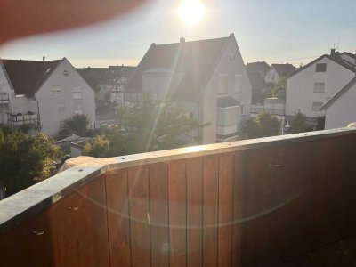 Großzügige und sonnige 3,5-Zimmer-Dachgeschoss-Maisonette-Wohnung mit Balkon in Rutesheim