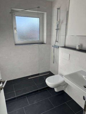 schöne neu renovierte Wohnung im 1. OG mit Balkon