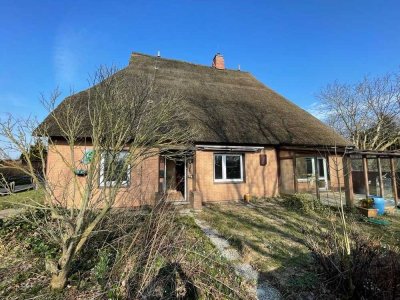 Sanierungsbedürftige Doppelhaushälfte mit viel Wohnfläche im nordischem Charme und großem Grundstück