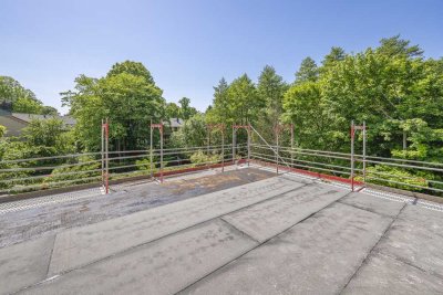 Großzügige Dachterrasse mit Blick ins Grüne