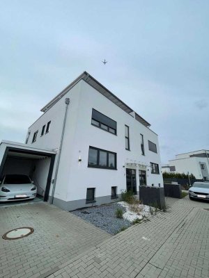 *neuwertige Maisonette-Wohnung mit Dachterrasse*