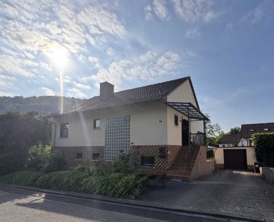 Winnweiler-Hochstein: Freistehendes Einfamilienhaus mit großem Garten und Garage