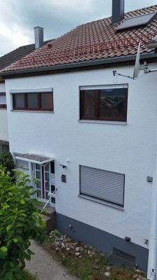 Attraktives und vollständig renoviertes 5-Raum-Reihenmittelhaus mit EBK in Heiningen