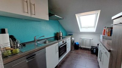 Helle, gemütliche 2 Zimmer Dachgeschosswohnung mit sonnigem Balkon!