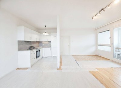 Wohnen über den Dächern der Stadt: 3-Zimmer-Wohnung mit Loggia im 14. Stock