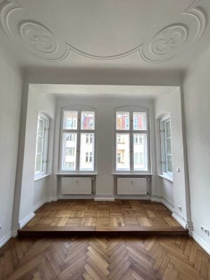 Repräsentative, provisionsfreie 3 Zimmer Altbauwohnung in Parknähe