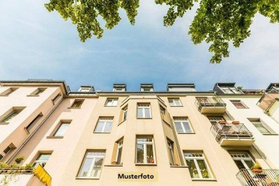 Altbauwohnung im Rohbauzustand mit 86,8 m² Wfl.