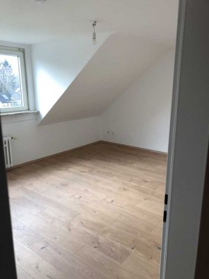 Charmante 2-Zimmer-Dachgeschosswohnung in Duisburg – Verfügbar ab sofort verfügbar!