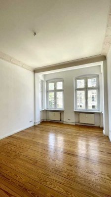 Charmantes Altbaujuwel mit hohen Decken und originalen Holzdielen in Berlin-Lichtenberg