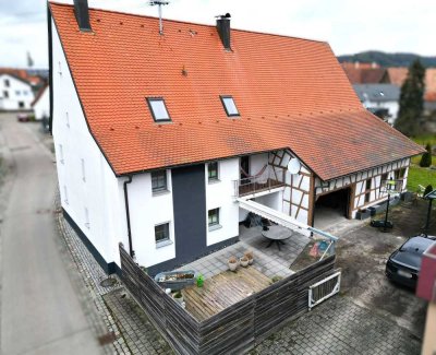 Modernisiertes Einfamilienhaus mit erhaltener Scheune!