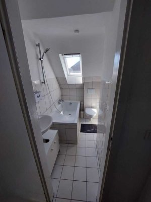 Gepflegte DG-Wohnung mit drei Zimmern und Einbauküche in Willich-Anrath