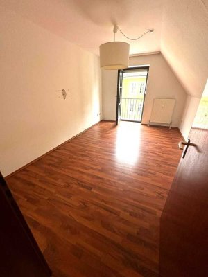 Charmantes Dachgeschoss-Apartment (32 m²) mit Außenstellplatz in Landshut