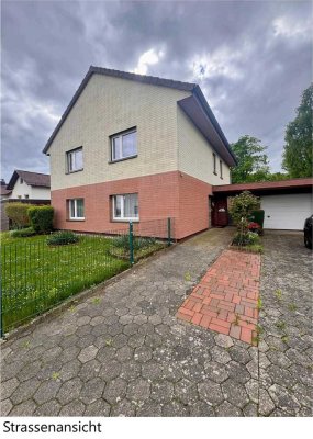 Freistehendes Einfamilienhaus mit Garage und geschlossenem Carport